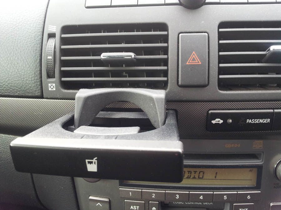 Toyota Avensis T3-X drink-holder